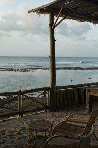 乌鲁瓦图Uluwatu Surf Shack的海滩上的桌椅