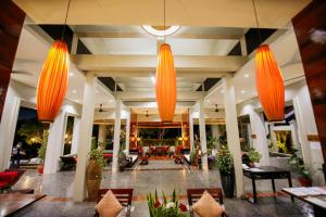 琅勃拉邦琅勃拉邦观景酒店的配有橙色吊灯的度假村大堂
