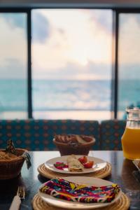 江比阿Villa Citrus Zanzibar的一张桌子,上面放着两盘食物和饮料