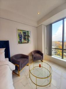 Sandton Skye Executive Suite-2的休息区