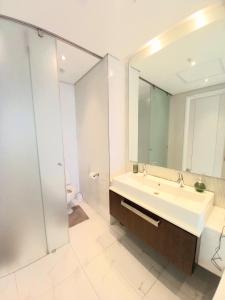 约翰内斯堡Sandton Skye Executive Suite-2的一间带水槽和镜子的浴室