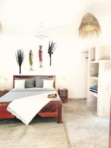米查维Michamvi Spirit Lodge的卧室配有一张带白色墙壁的大床