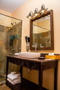 内罗毕Acacia Tree Lodge的一间带水槽和镜子的浴室