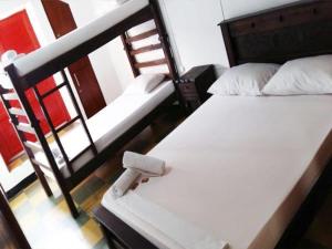 科伦坡城市休闲福特酒店的客房设有两张床和窗户。