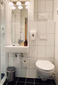 鲁森达尔罗森达尔弗奥德酒店的白色的浴室设有卫生间和水槽。