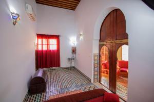 非斯里亚德兹托纳旅馆的一间设有床铺和红色门的房间