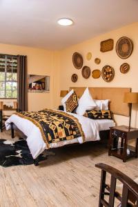 内罗毕Acacia Tree Lodge的一间卧室,配有一张床,墙上挂着一些盘子