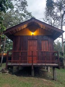 甘榜珍德拜Jungle Zen Janda Baik Campsite的小屋,在长凳上设有门