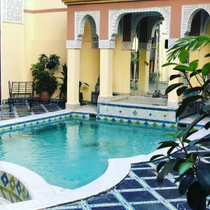 非斯里亚德兹托纳旅馆的一座建筑的庭院中的游泳池