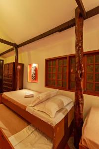Lingayen艾尔普艾尔托玛丽纳海滩度假胜地及度假俱乐部的一间卧室,卧室里有一棵树,