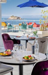 杜瓦讷内Hôtel Valdys Thalasso & Spa - la Baie的餐桌,带餐盘和酒杯
