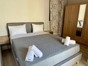 圣加利尼Irini Panorama的一间卧室配有一张床,上面有两条毛巾