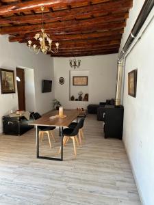 圣加利尼Irini Panorama的客厅配有木桌和椅子