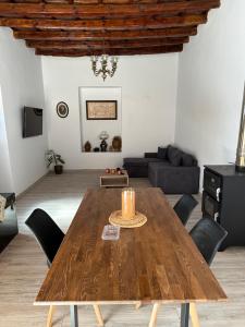 圣加利尼Irini Panorama的客厅配有木桌和沙发