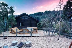 热海VILLA ATAMI -Maruta-的小木屋设有野餐桌和游乐场