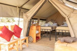 塞伦盖蒂Africa Safari Serengeti Ikoma Camping的一间帐篷内带两张床的卧室