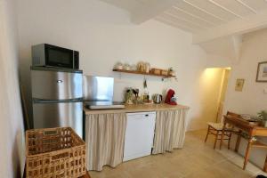 锡兰La Petite Romance - Gîte 3 étoiles的厨房配有带冰箱和微波炉的柜台。