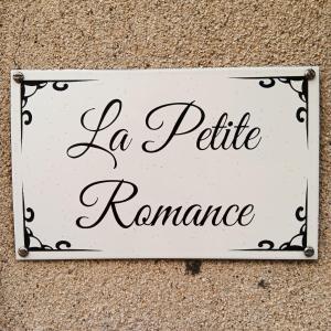 锡兰La Petite Romance - Gîte 3 étoiles的挂在墙上的读小浪漫的标志