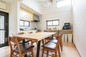 热海VILLA ATAMI -Nagomi-的厨房配有木桌和椅子