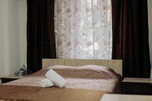 彼得罗沙尼Flat in Petrosani的一间卧室配有一张床,上面有两条毛巾