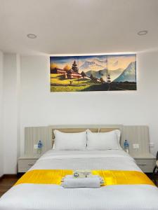 加德满都Himalayan laligurans Hospitality的一间卧室配有一张带黄色毯子的大床