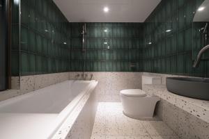 仁川市Incheon Juan Glam的带浴缸、卫生间和盥洗盆的浴室