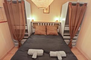 DomdidierAppartement paisible avec terrasse的房间里的一张床位,上面有两条毛巾