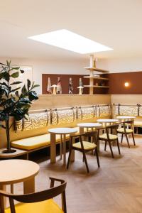 布鲁塞尔Maison Arya的用餐室配有桌椅和书架