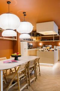 布鲁塞尔Maison Arya的厨房配有桌椅和灯