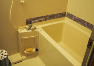 米子市GlampHouse DAISEN Forest - Vacation STAY 30118v的一间带浴缸及水槽的小浴室
