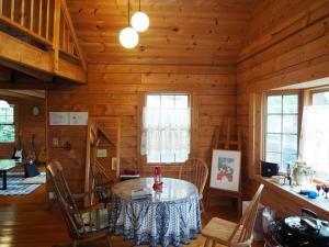 米子市GlampHouse DAISEN Forest - Vacation STAY 30118v的小木屋内带桌子的用餐室