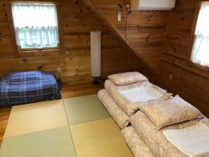 米子市GlampHouse DAISEN Forest - Vacation STAY 30118v的小木屋内带两张床的房间