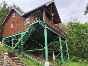 米子市GlampHouse DAISEN Forest - Vacation STAY 30118v的房屋的一侧设有楼梯