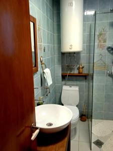 奥赫里德Vila UNIKA的浴室配有白色水槽和卫生间。