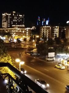 巴库Квартира в престижном районе Баку的汽车在夜间欣赏城市美景