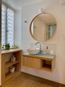 HermerayLe Clos des Noues的一间带水槽和镜子的浴室