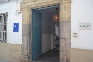 科尔多瓦SunShine Barroso Centro的蓝色门进入大楼的入口