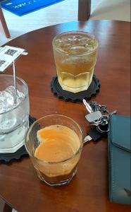 胡志明市Bluesky Tan Son Nhat Golf Center Hotel的桌子上摆放着两杯饮料的桌子
