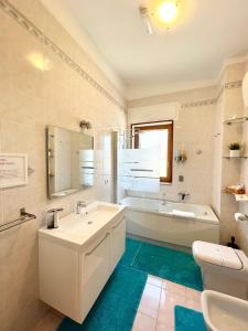 塔兰托B&B Le Saline的一间带水槽、浴缸和卫生间的浴室