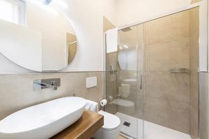 科尔马诺迪伊布拉维B&B酒店的浴室设有白色水槽和镜子