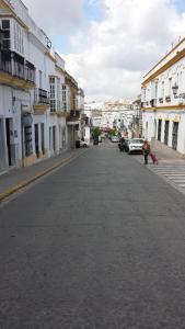 阿尔科斯-德拉弗龙特拉奎斯塔奥德贝伦旅馆的一条空荡荡的街道,一个人沿着街道走