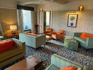怀特黑Moresby Hall Country House Hotel的带沙发和椅子的客厅