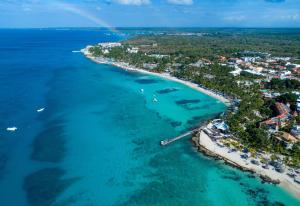 巴亚希贝Viva Dominicus Beach by Wyndham, A Trademark All Inclusive的彩虹海滩空中景色