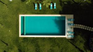 卡马查Villa Camélia Boutique House的大型游泳池的顶部景色