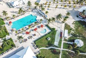 自由港市Viva Fortuna Beach by Wyndham, A Trademark All Inclusive的享有度假村游泳池的顶部景致