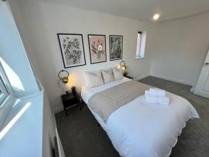Luxury Newly Renovated House的一间卧室配有一张带两条白色毛巾的床