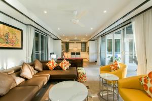卡塔海滩Katamanda Villa Mila A1的客厅配有沙发和椅子