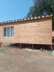 穆拉Eses Camping的正在建造一座大型木屋