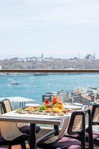 伊斯坦布尔Fragments Hotel的一张桌子,上面有食物,享有海景