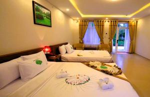 美奈Saigon Emerald Beach Resort的酒店客房带两张床和一个客厅